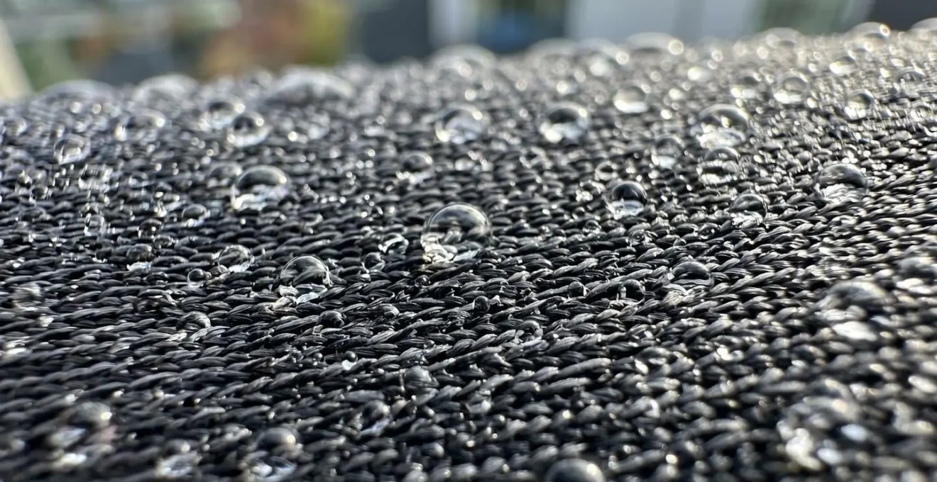 Gros plan sur des gouttes d'eau en évaporation à la surface d'un tissu technique à maillage visible